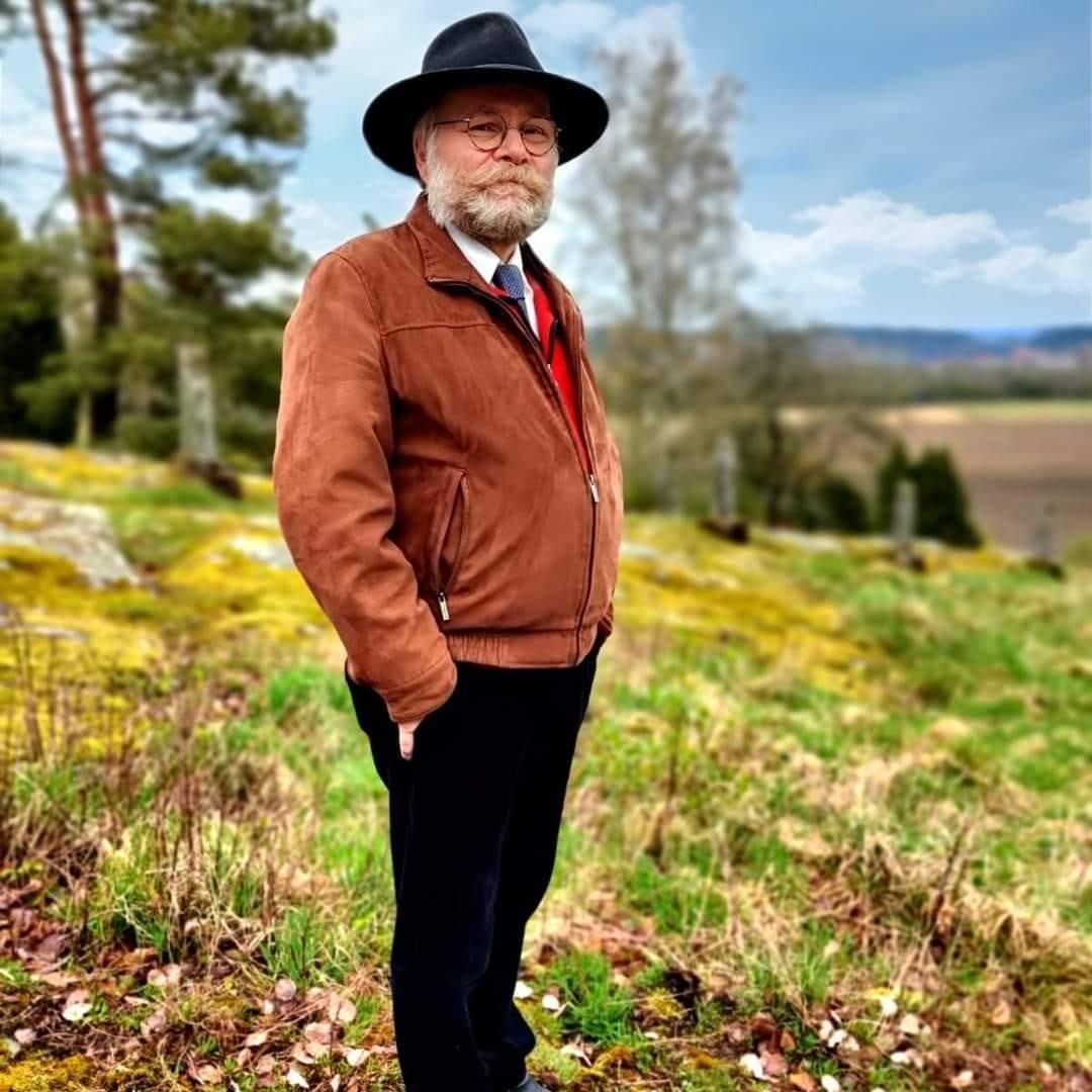 Hattupäinen mies Rikalan vanhalla kauppapaikalla.